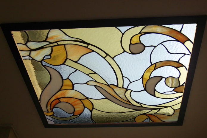 diseño de techo de vidrio de colores tiffany