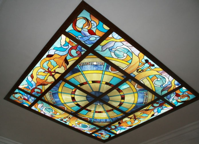diseño de techo de vidrio de colores tiffany