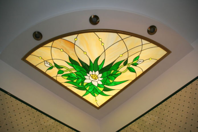 vitral con un diseño floral patrón