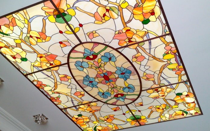 vitral con diseño floral