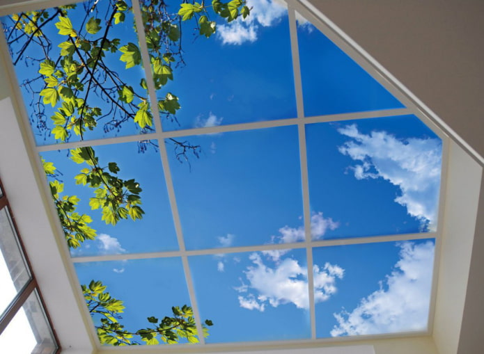 vitral con una imagen del cielo