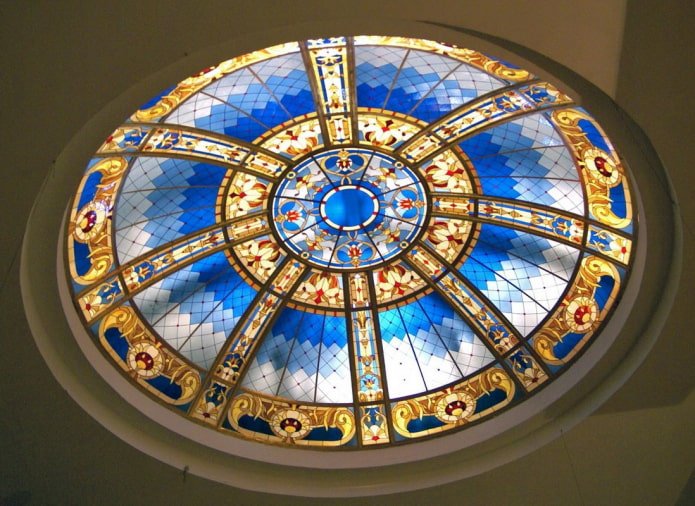 estructura de techo de vitral en forma de cúpula