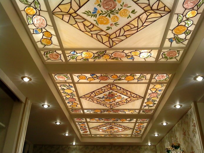 estructura de vitral con iluminación en los bordes