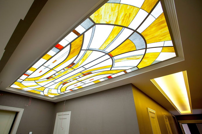estructura suspendida de vitral