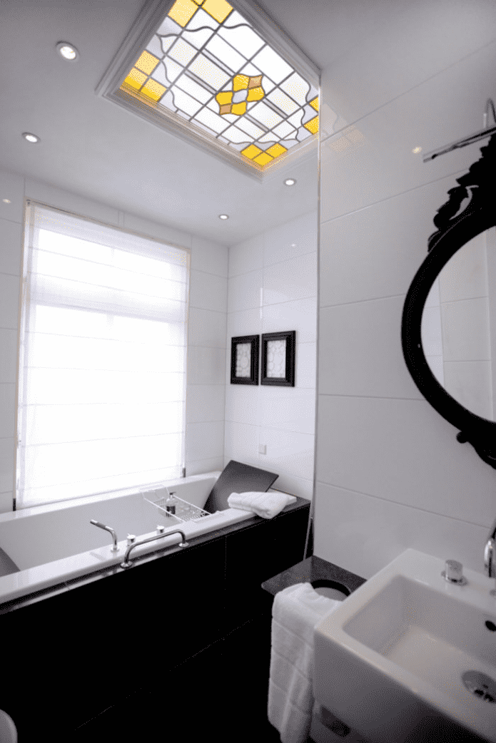 vidriera en el techo del baño