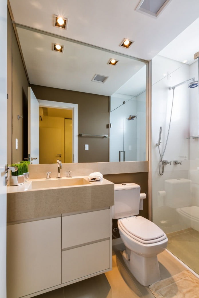 espejo grande en un baño pequeño