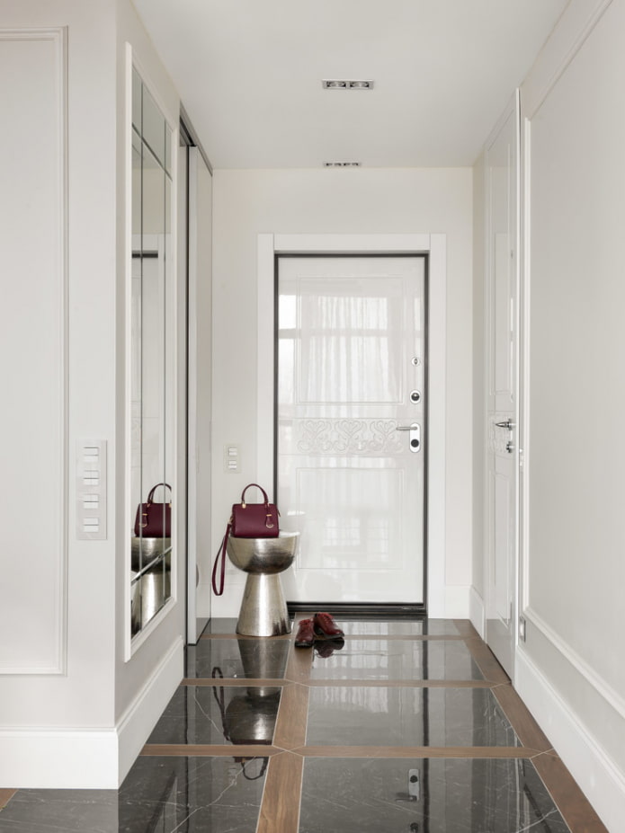 Puertas de entrada blancas en el interior