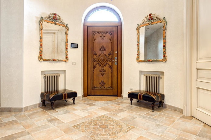Puerta de entrada tallada en el interior