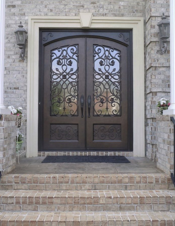 puertas forjadas de entrada en el exterior