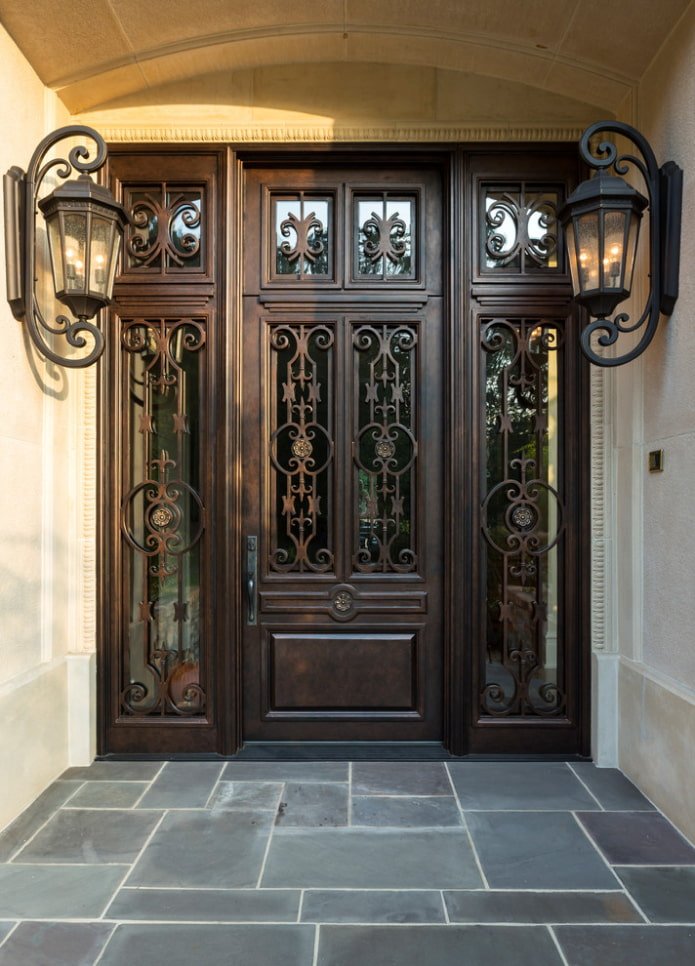 puertas forjadas de entrada en el exterior
