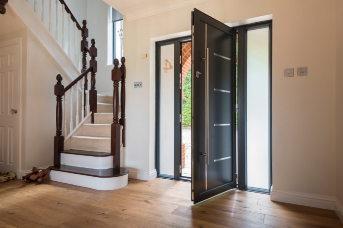Puertas de entrada metálicas en el interior