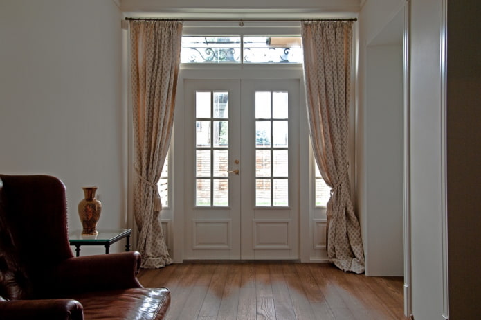 puerta de entrada con travesaño en el interior