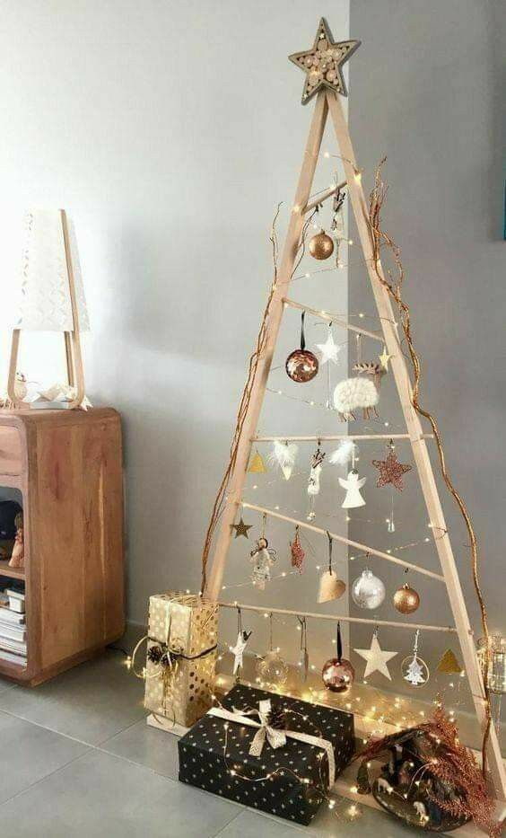 Árbol de Navidad hecho de listones