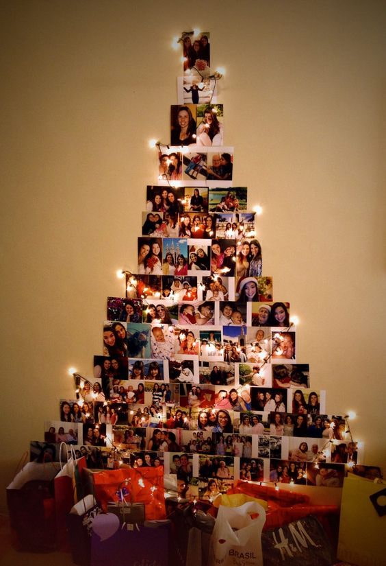 Un árbol de Navidad hecho con fotos sobre guirnaldas