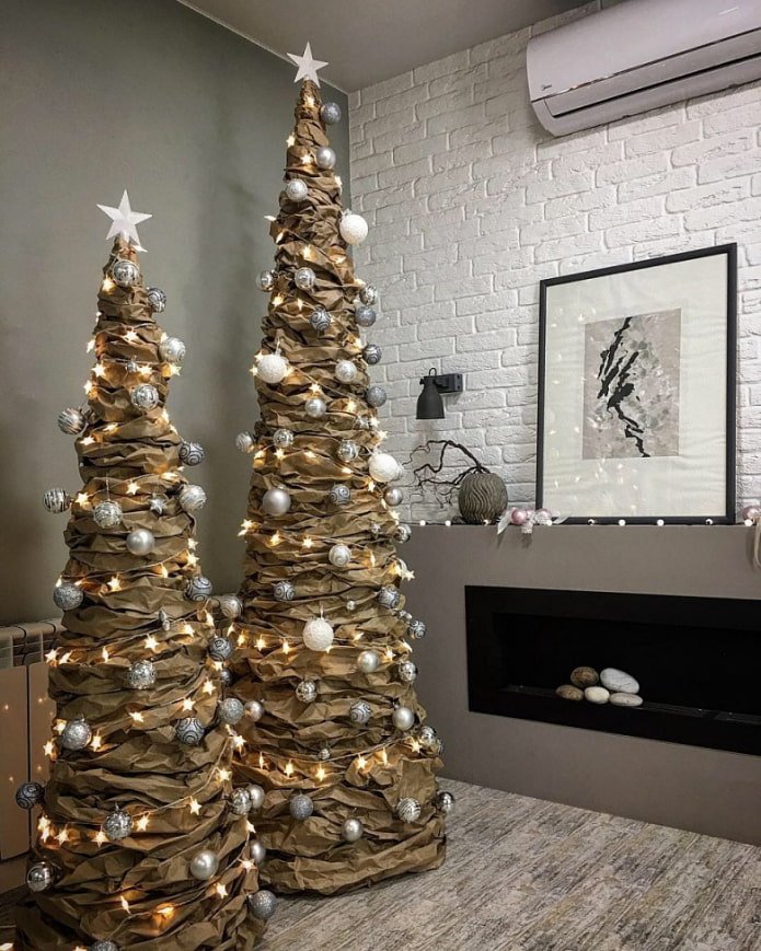 Árboles de Navidad hechos de papel kraft