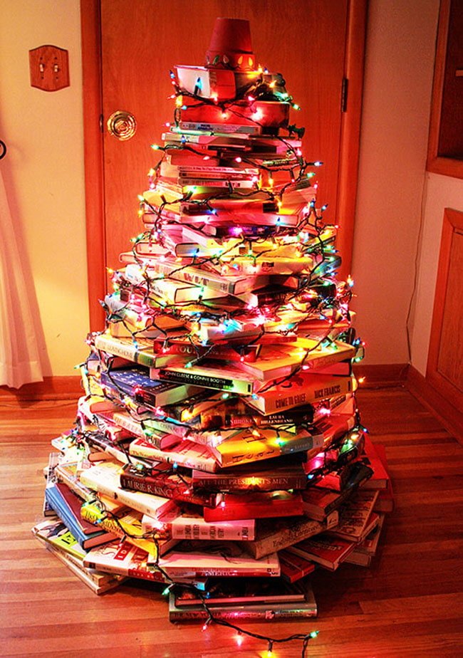 Árbol de Navidad de libros con guirnaldas