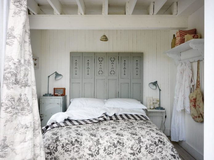 Puertas antiguas cerca de la cama 