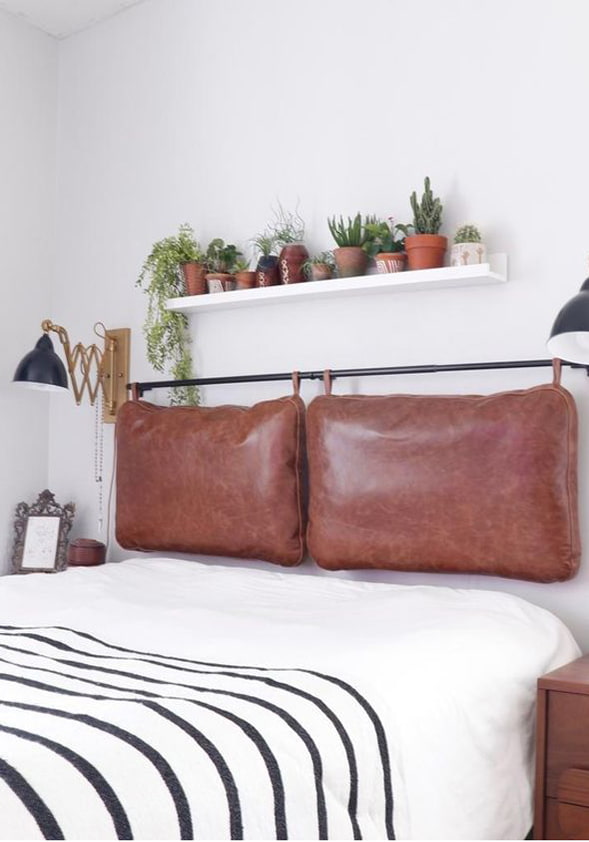 Almohadas de cuero en el cabecero