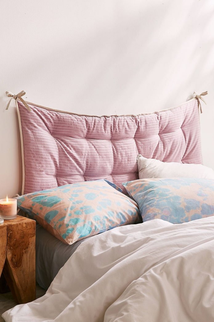 Almohada sobre la cama