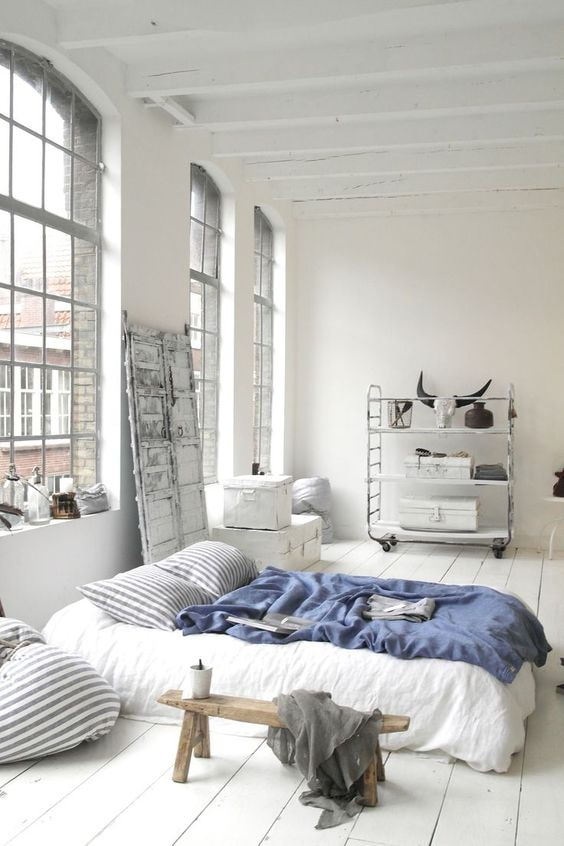 Dormitorio con grandes ventanales