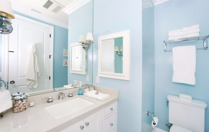 Pintura azul en el baño