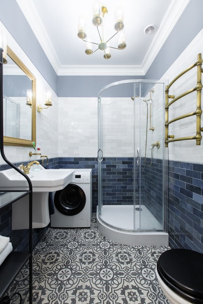 Techo blanco en el baño