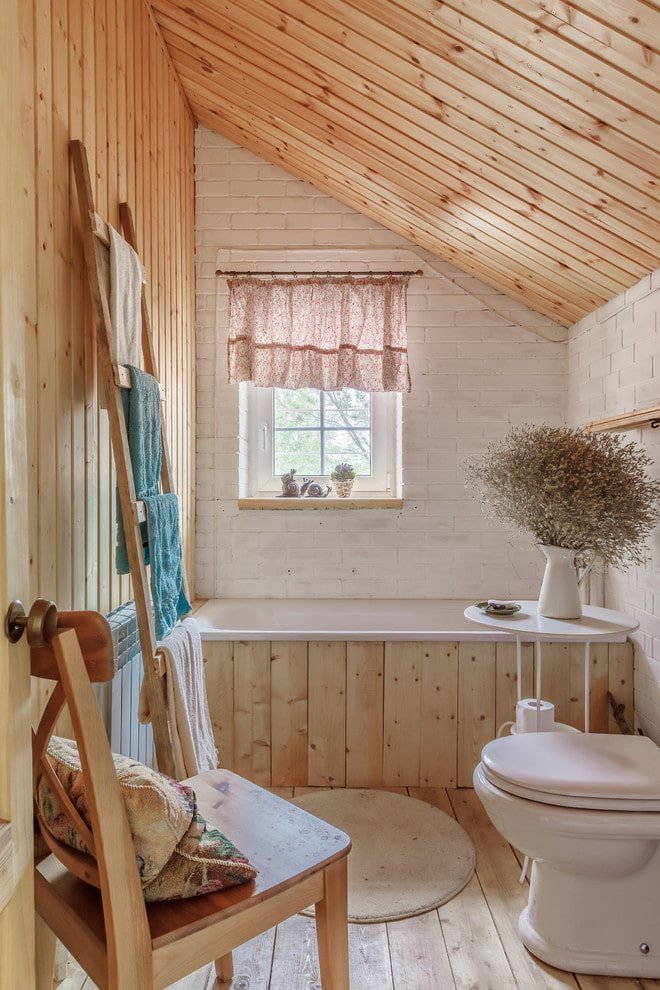 Techo de madera en el baño