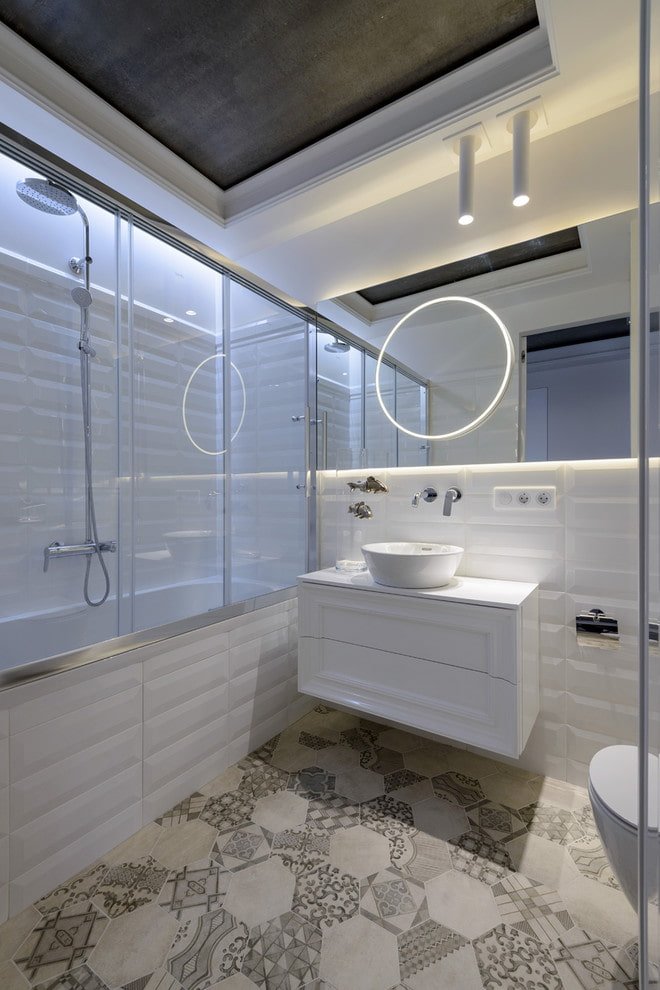 Techo de dos niveles en el baño
