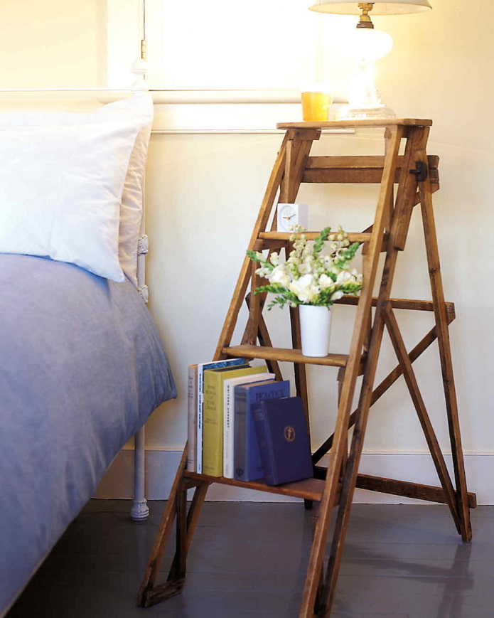 escalera cerca de la cama