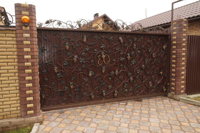 puertas decoradas con elementos forjados