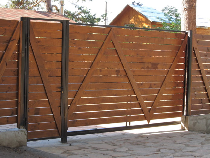 puerta de madera con portillo