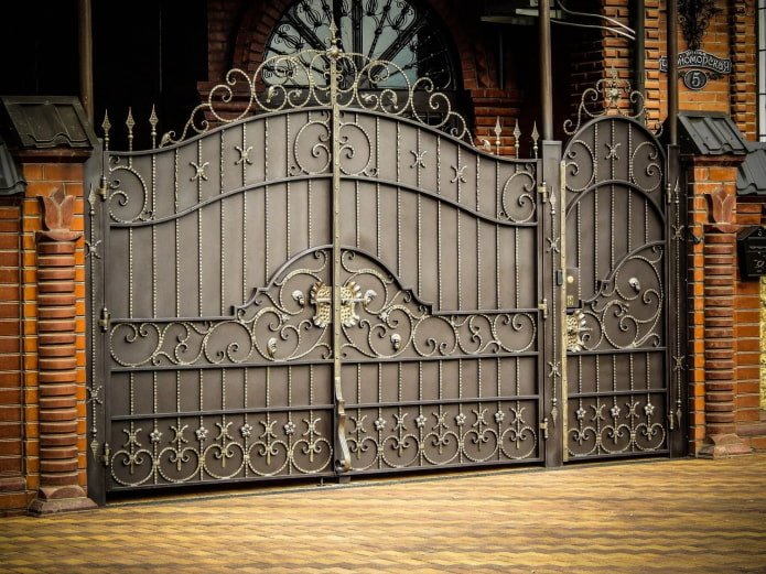 puertas forjadas con portillo