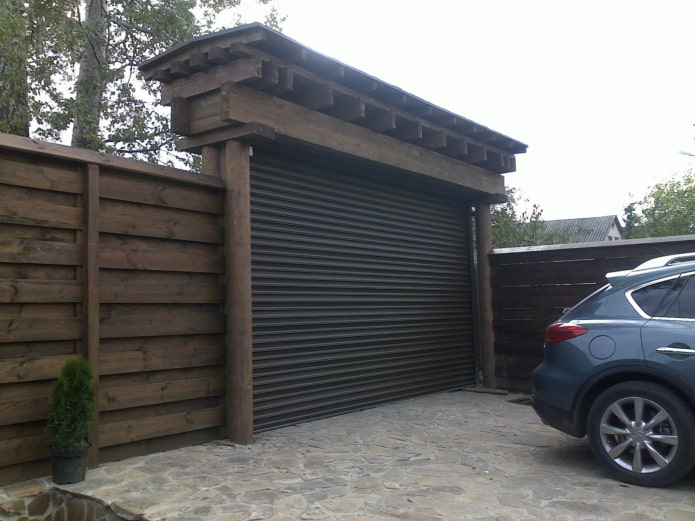 pérgola sobre la puerta