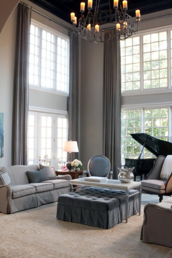 cortinas para una sala de estar con techos altos
