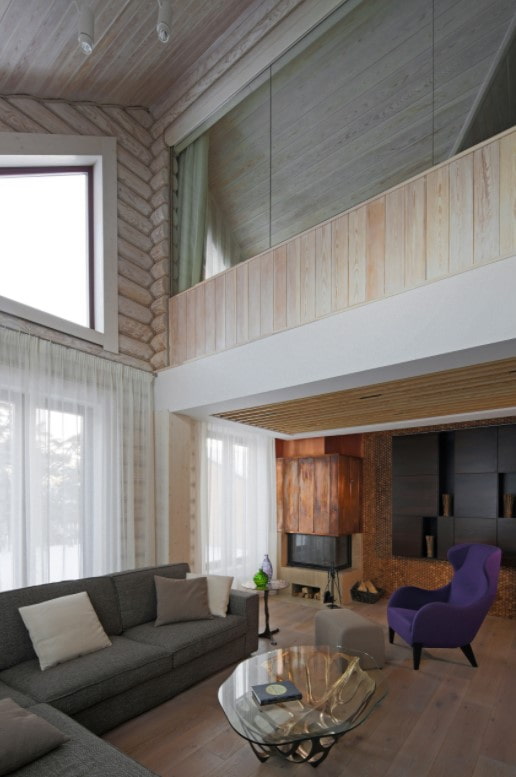 salón con techo alto en una casa particular