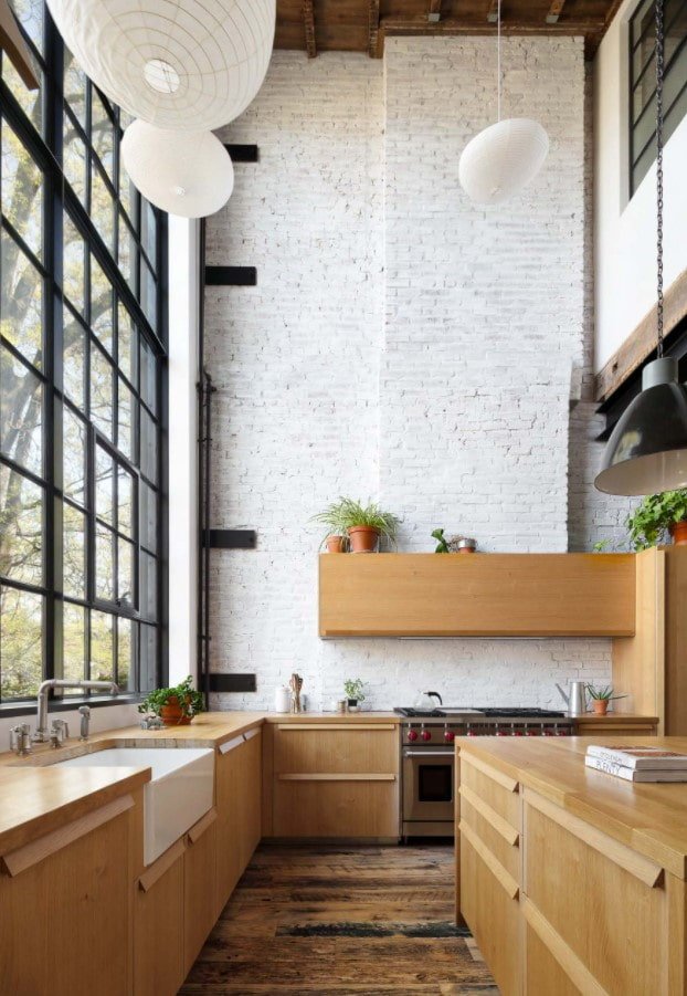cocina con ventanas hasta el techo