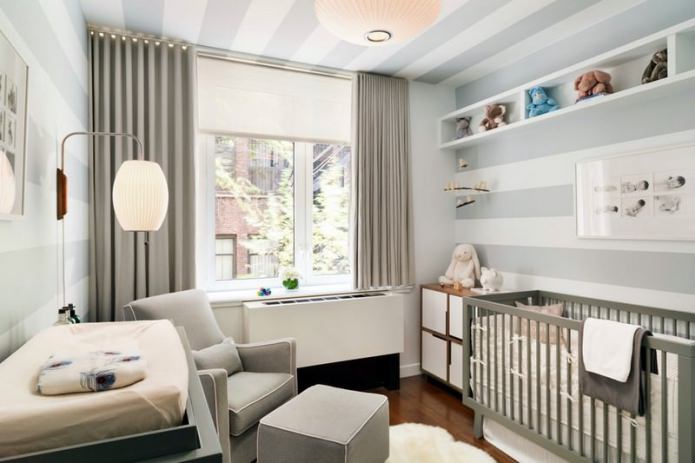Papel pintado gris y blanco en una habitación infantil