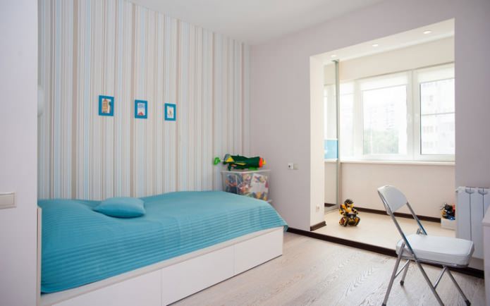 Papel pintado a rayas en una habitación infantil