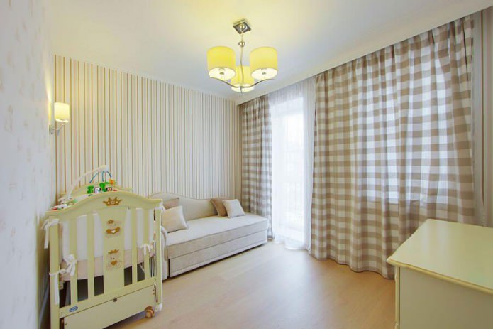 papel pintado a rayas en la habitación infantil en colores claros