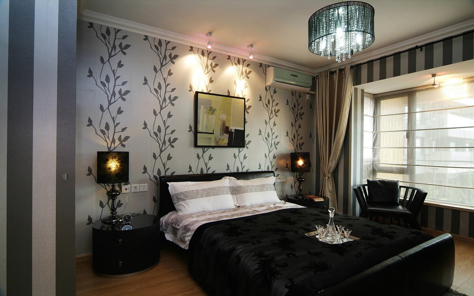 Diseño de dormitorio con papel pintado gris
