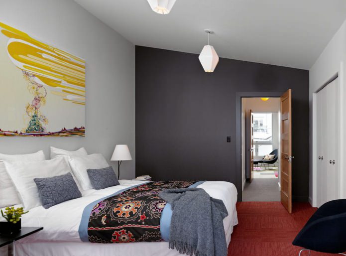 Papel pintado combinado de diferentes tonos en el dormitorio