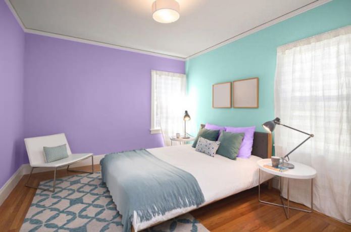 Papel pintado de diferentes colores en el dormitorio
