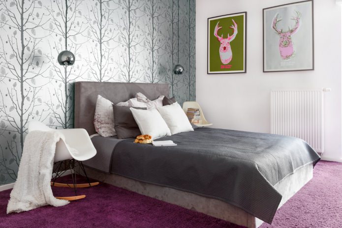 Papel pintado combinado en el dormitorio: liso y estampado