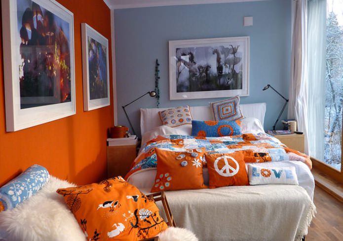 Papel pintado de diferentes colores en el dormitorio