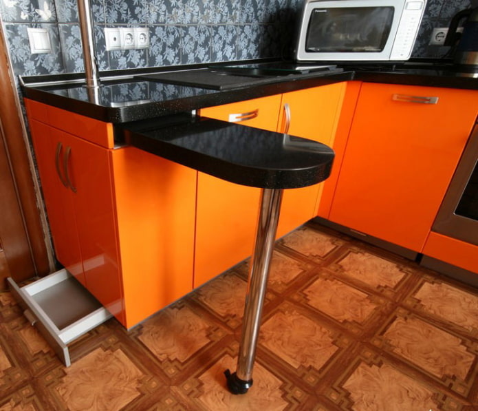 Tablero extraíble integrado en la barra de bar