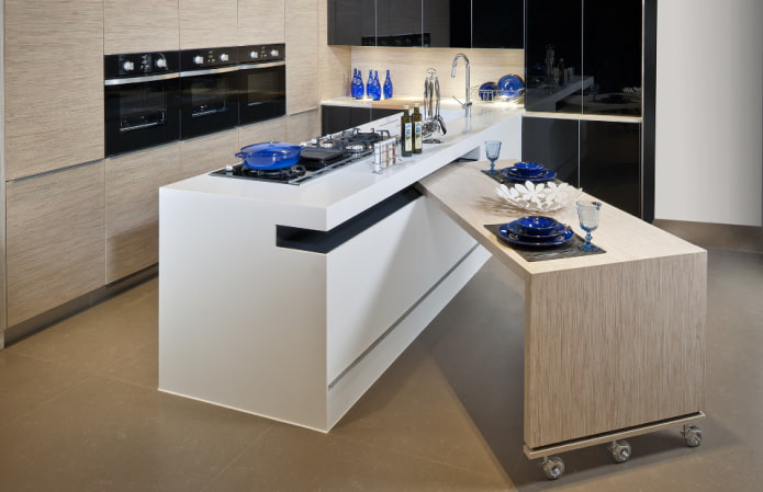 Mesa extraíble de madera en el interior