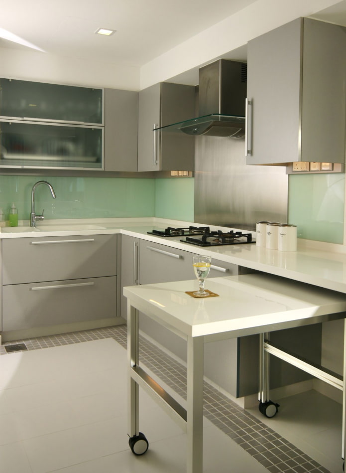 Mesa extraíble en el interior de la cocina