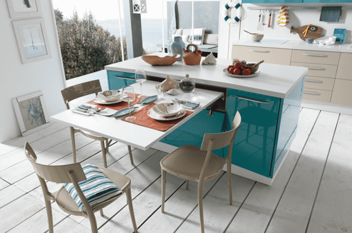 Mesa extraíble en el interior de la cocina