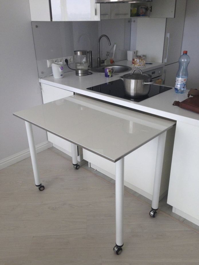 Mesa extraíble de vidrio en el interior