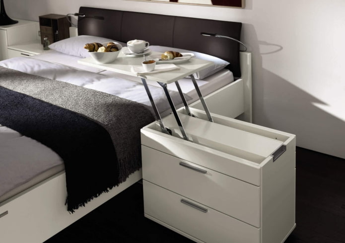 Mesa extraíble en el interior del dormitorio
